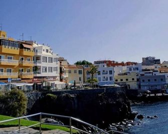 Surf Harbour Homestay - Los Abrigos - Beach