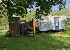 Glamping with sheep in a renovated 1972 Ace camper on 48 acres - Cranston - Edificio