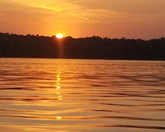 Beautiful Year Round Historic Cabin On Big Birch Lake - Melrose - Outdoors view