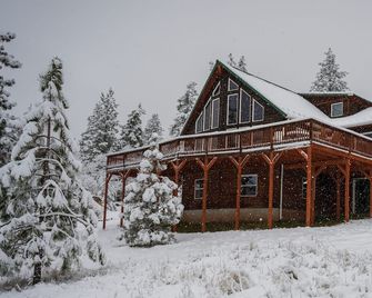 A-Frame in the Pines! Now Sleeps 12! - Goldendale - Building