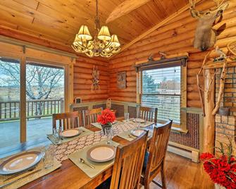 Secluded Retreat with Wood Stove, 11 Mi to Bozeman! - Gallatin Gateway - Dining room