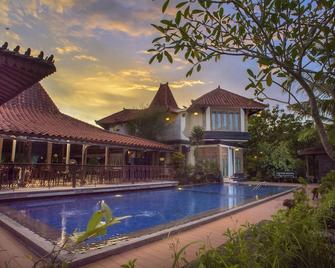 Java Village Resort By Homee Yogyakarta - Yogyakarta - Pool