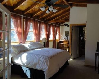 4 bed, 2 bath luxury vacation home for up to 8 guests - Bisbee - Bedroom