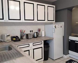 House - Sleeps 8 - Garden - Parking - Romford - Kitchen