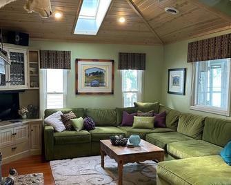 Lake Living at it's best! - Lake Mills - Living room