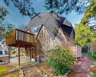 Unique Geodesic Dome Home With Wifi, Deck & Lovely Views - 2 Dogs Ok - Otter Rock