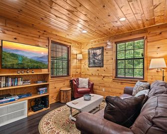 Mountain Laurel - 1 Bedrooms, 1 Baths, Sleeps 4 Cabin by RedAwning - Cosby - Sala de estar