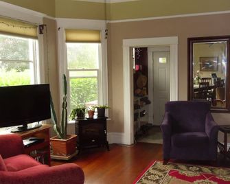 HIghly desireable close-in home in historic neighborhood, beautifully remodeled - Bellingham - Living room