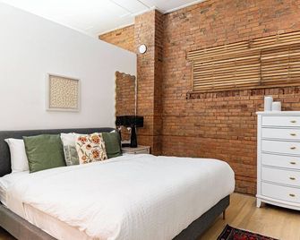 Modern Industrial Suite In Grand Forks - Grand Forks - Schlafzimmer