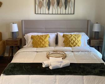 Boho Chic Hideaway! Entire House, 2 bedrooms! - New Albany - Bedroom
