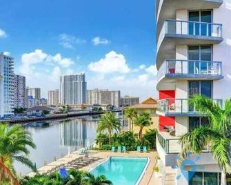 Amazing Studio with Balcony & Pool - Hallandale Beach - Piscina