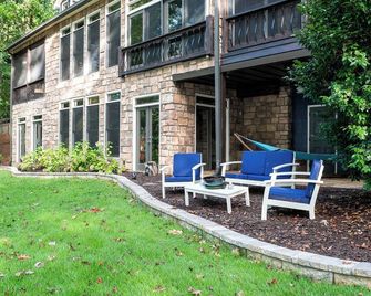Waterfront on Lake Lanier-updated home with Dock close to golf and 1 hour to UGA - Oakwood - Innenhof