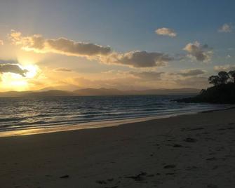 Peaceful beach retreat, close eateries & IGA store 30 min scenic drive Hobart - Dodges Ferry - Playa