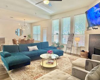 Modern home with upgrades a quiet neighborhood - 4 bedroom with flex space. - Frisco - Sala de estar