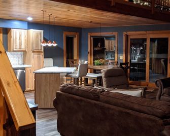 Three bedroom chalet on Sixteen Mile Lake - Munising - Obývací pokoj