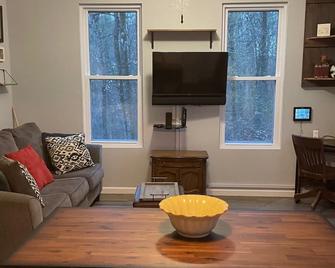 1-bedroom vacation home near Lake Catherine State Park - Malvern - Вітальня
