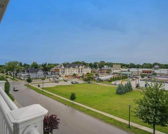 3 Bedroom, 2 Bath Condo located in desirable Downtown Ludington! - Ludington - Balcony