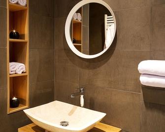 Luxury Penthouse Apartment in the centre of Lourmarin - Lourmarin - Salle de bain