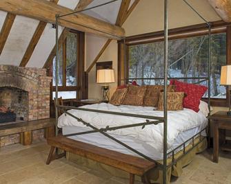 Wooded, Old-World Luxury In Wilson - Wilson - Bedroom