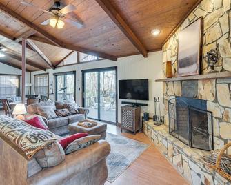 Smoky Mountain Cabin w/ Fire Pit & Stunning Views! - Andrews - Sala de estar