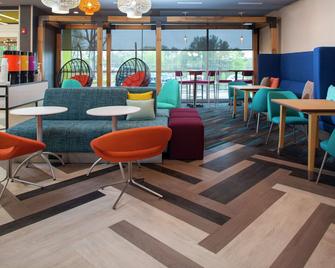 Tru by Hilton Farmville - Farmville - Lobby