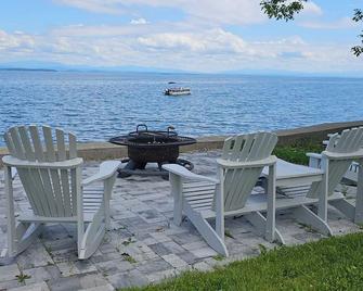ZaLo Manor House Lakefront hot tub pets - South Hero - Patio