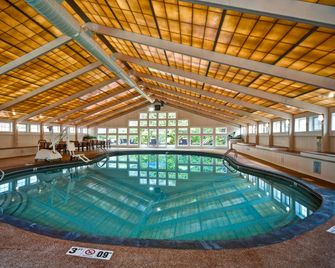 Courtyard by Marriott Cape Cod Hyannis - Hyannis - Pool