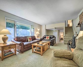 Brevard Retreat about 3 Mi to Downtown! - Brevard - Living room