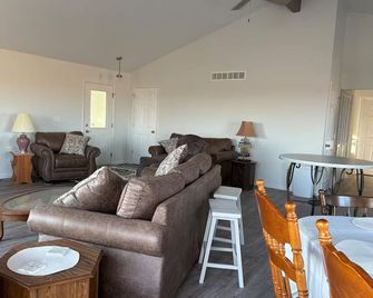 Creek Retreat Passage - Elyria - Living room