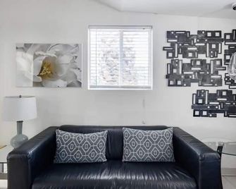 Heart of Demuth Park - Luxury Swimming Pool - Mid-Century Modern - City ID#3442 - Palm Springs - Living room