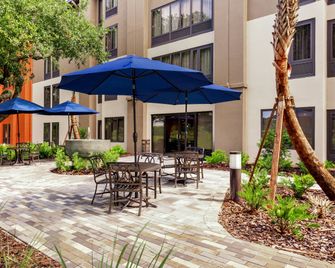 Holiday Inn Express Tampa-Brandon By IHG - Brandon - Innenhof