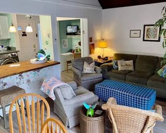 Cozy, Quirky & Fun Cabin - Sleeps 8 - Dog Friendly - Fairfield Bay, Arkansas - Fairfield Bay - Living room