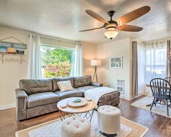 Charming Seaview Home with BBQ, Deck and Fire Pit - Seaview - Living room