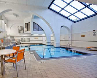 Holiday Inn & Suites Windsor (Ambassador Bridge) By IHG - Windsor - Piscine