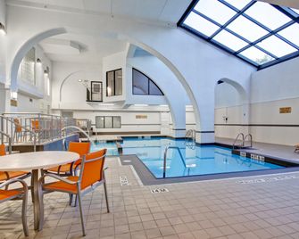 Holiday Inn & Suites Windsor (Ambassador Bridge) By IHG - ווינדזור - בריכה