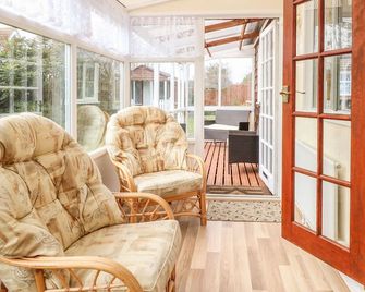 DOVE'S NEST, family friendly, character holiday cottage in Martham - Great Yarmouth - Living room