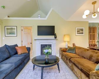 Beautiful and Historic Cottage, Steps to Elm Park - Worcester - Living room