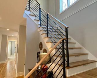 City Gem Nestled In The Woods - Raleigh - Stairs