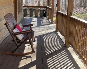 3-bedroom cabin with a loft in lovely Eddyville with WiFi, AC - Eddyville - Balcony