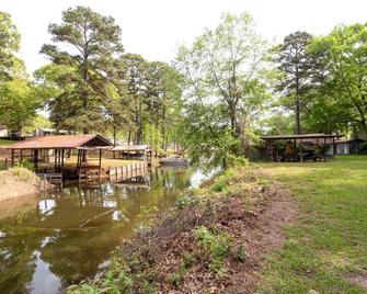 Lakefront Many Vacation Home with Deck and Views - Many - Innenhof