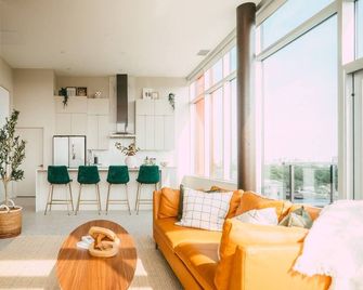Luxury 2br Penthouse Apt in Central Halifax - Halifax - Living room