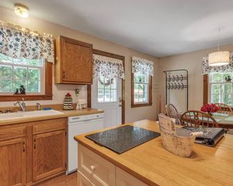 Cozy Bungalow Just Minutes from Mystic, Westerly Beaches, Boating and Casinos! bungalow - Groton - Kitchen