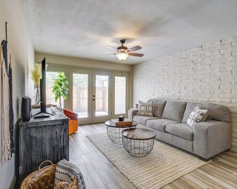 Centrally Located Yuma Retreat with Fenced Patio - Yuma - Living room