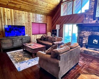 Luxury 2 Story Crown King Cabin, Large balcony, Hiking, Fishing, Mountain Views - Crown King - Living room