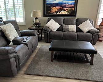 Country Club Home : Heated Pool with Mountain & Golf Views - Anthem - Living room