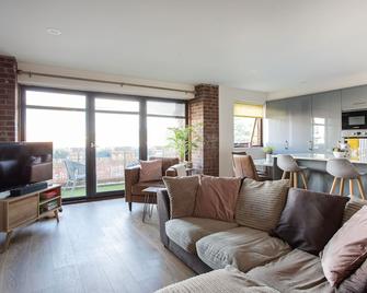 New Lisburn Road Apartment - Free Parking - Belfast - Living room