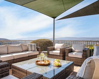 Modern Temecula Mansion w Pool, Hot Tub, Guest House & Valley Views Camila by Avantstay - Temecula - Balkon