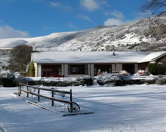 Castle Hill Lodge Bed & Breakfast - Garston - Building