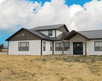 Mountain View Home, 5 bedrooms large, open spaces! - Big Timber - Edificio