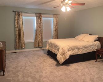 Beautiful updated spacious home located on the beautiful Stonewater Golf club . - Highland Heights - Bedroom